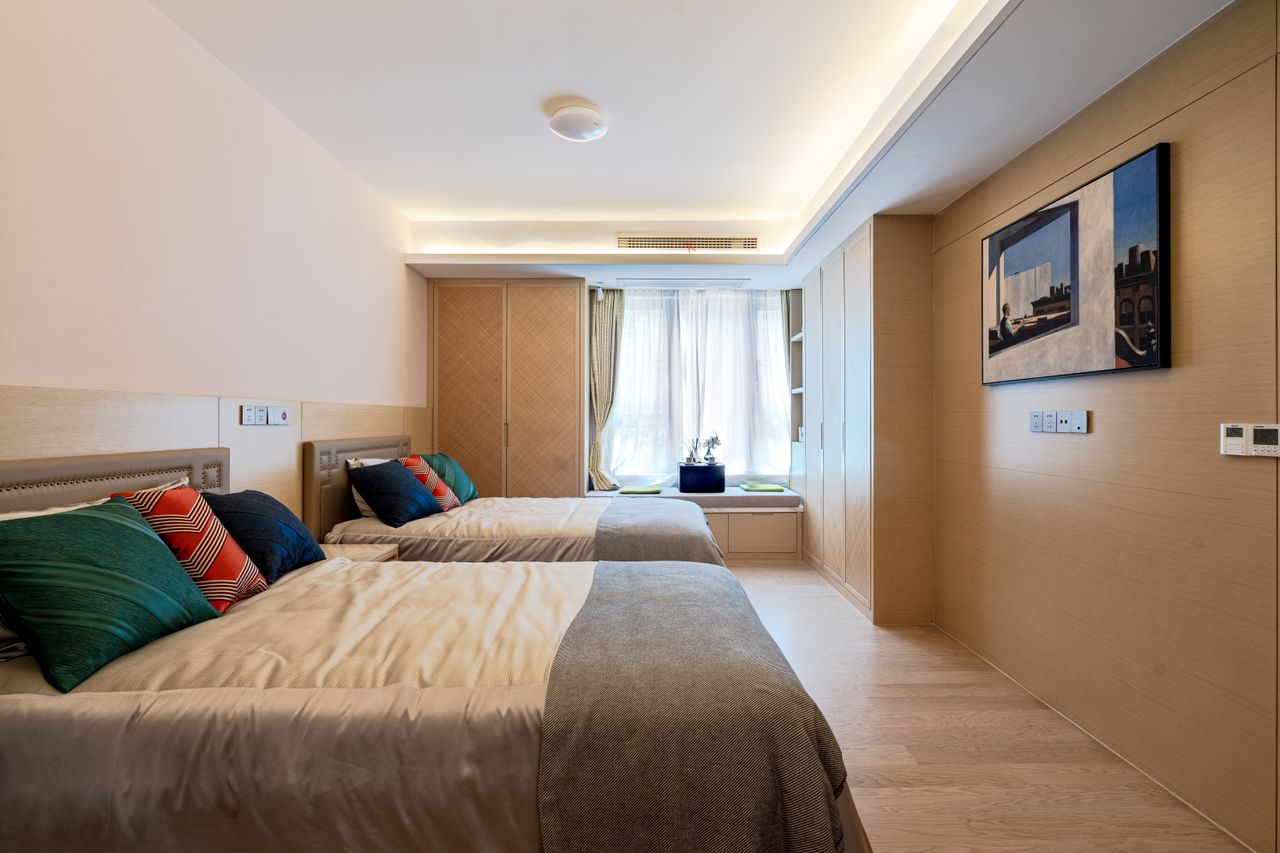 Abgeschlossenes Schlafzimmer mit Einbauten und indirekter
Deckenbeleuchtung