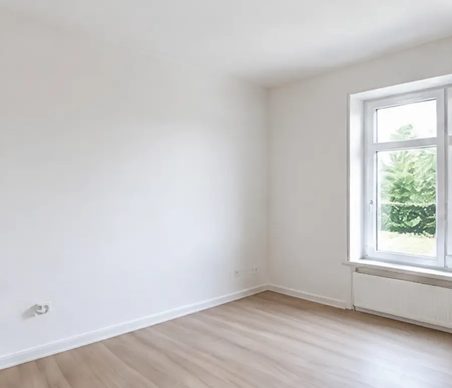 Raum mit gleichmäßig aufgebauten hellen
Wandoberflächen