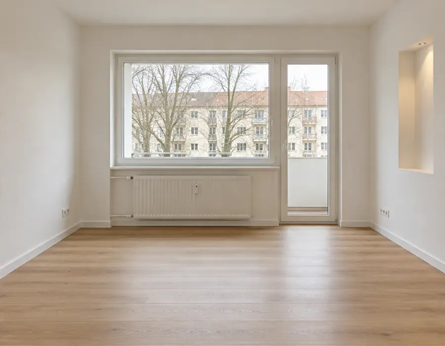 Derselbe Wohnraum nach Erneuerung von Wandflächen,
Boden, Sockelleisten und Details